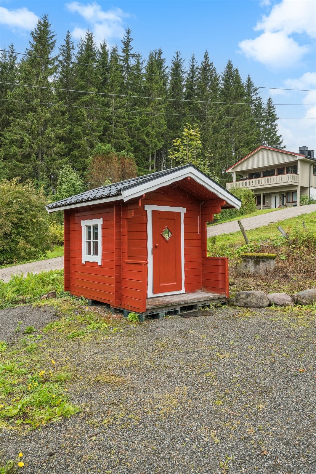 Eiendommen byr på flere småbygg som gir gode lagringsmuligheter. Galleribilde