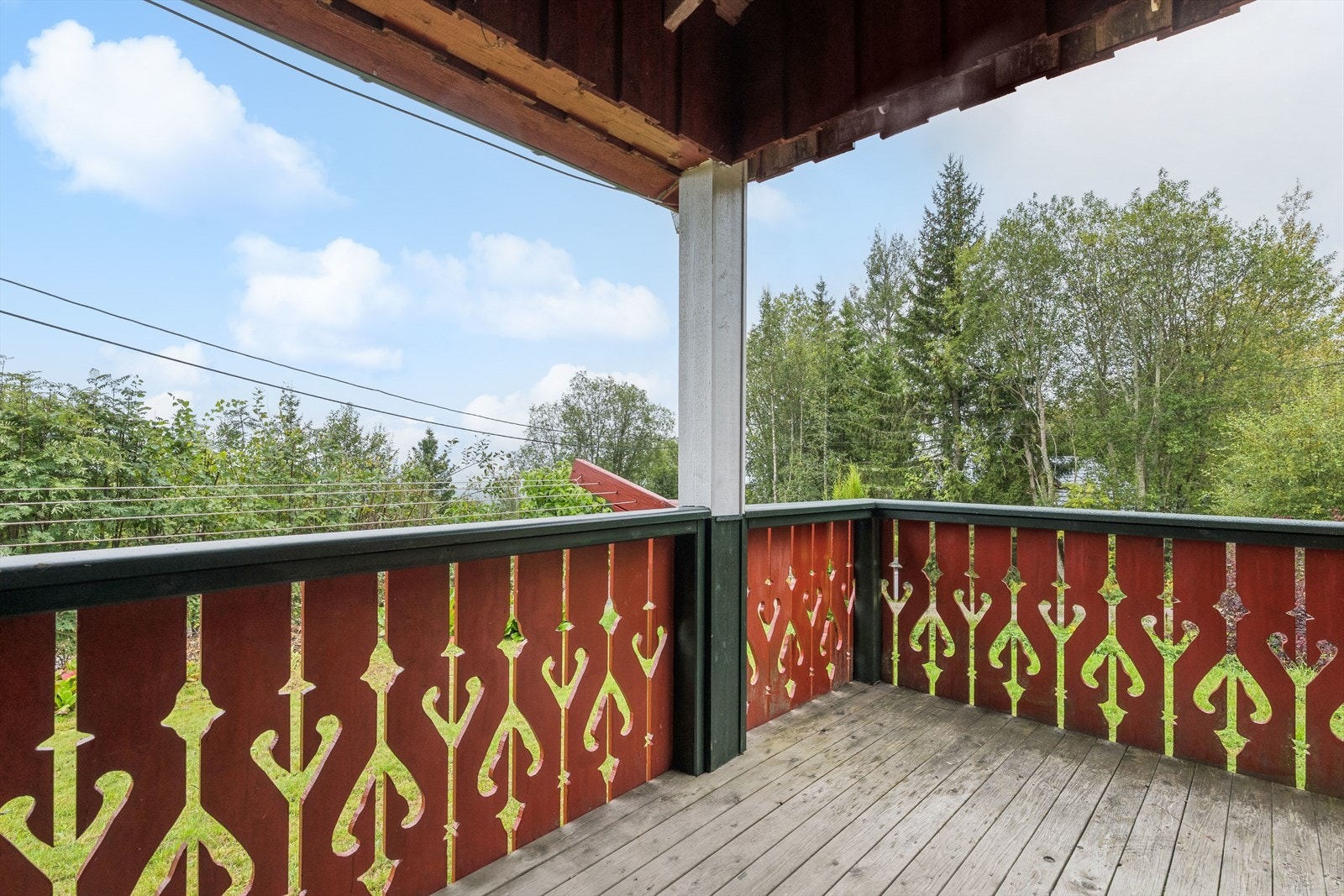 Terrassen har plass til en sittegruppe og er et fint, lunt uterom. Galleribilde