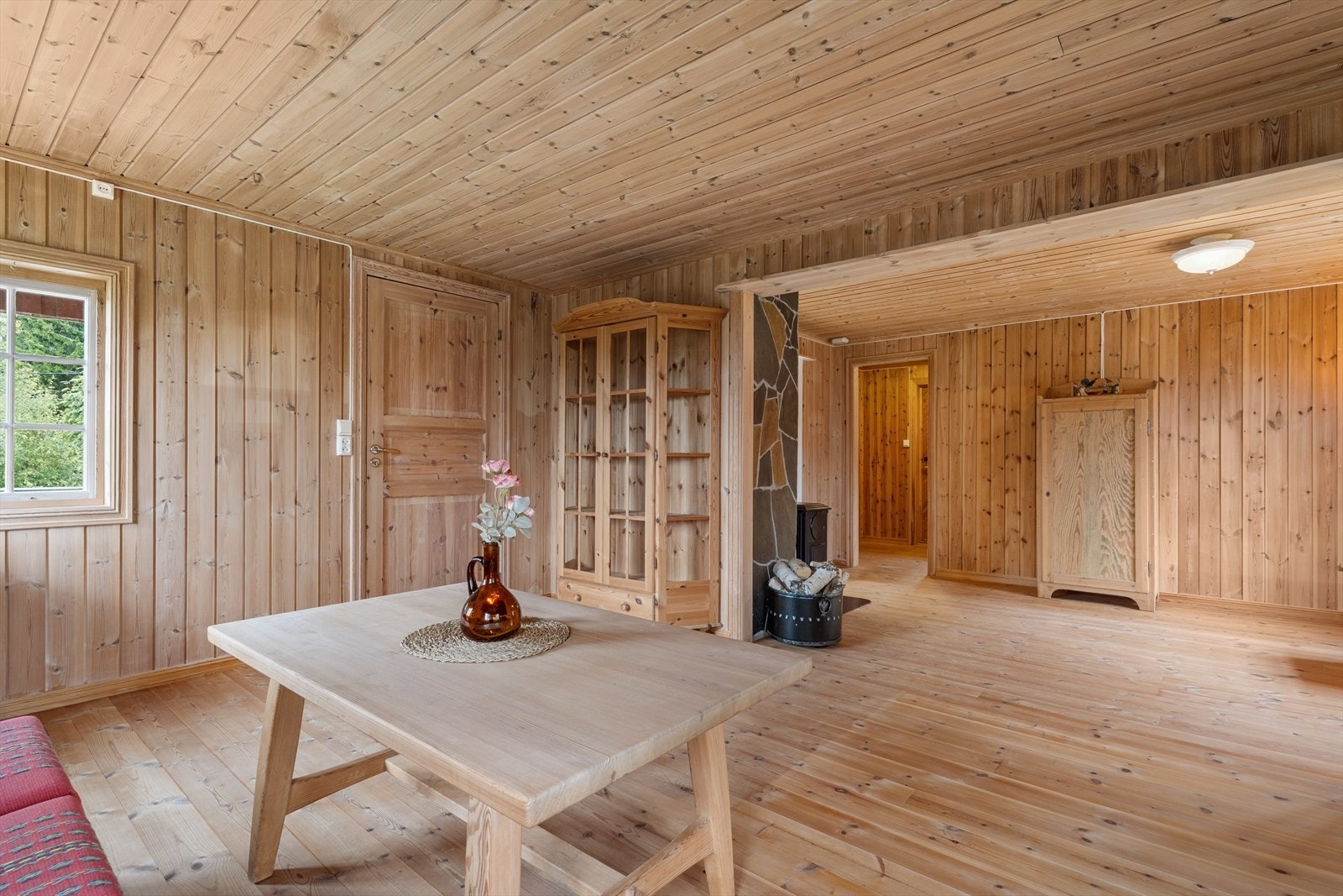 Gjennomgående trepanel på vegger og i tak gir en autentisk hyttefølelse. Galleribilde