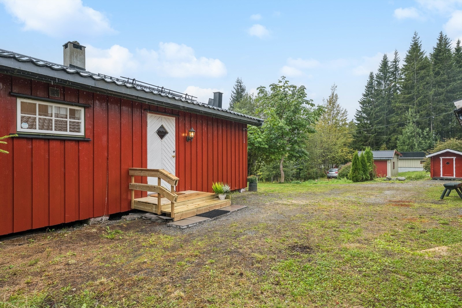 Praktisk og nylig fornyet inngangsparti som leder inn til bi-entréen. Galleribilde