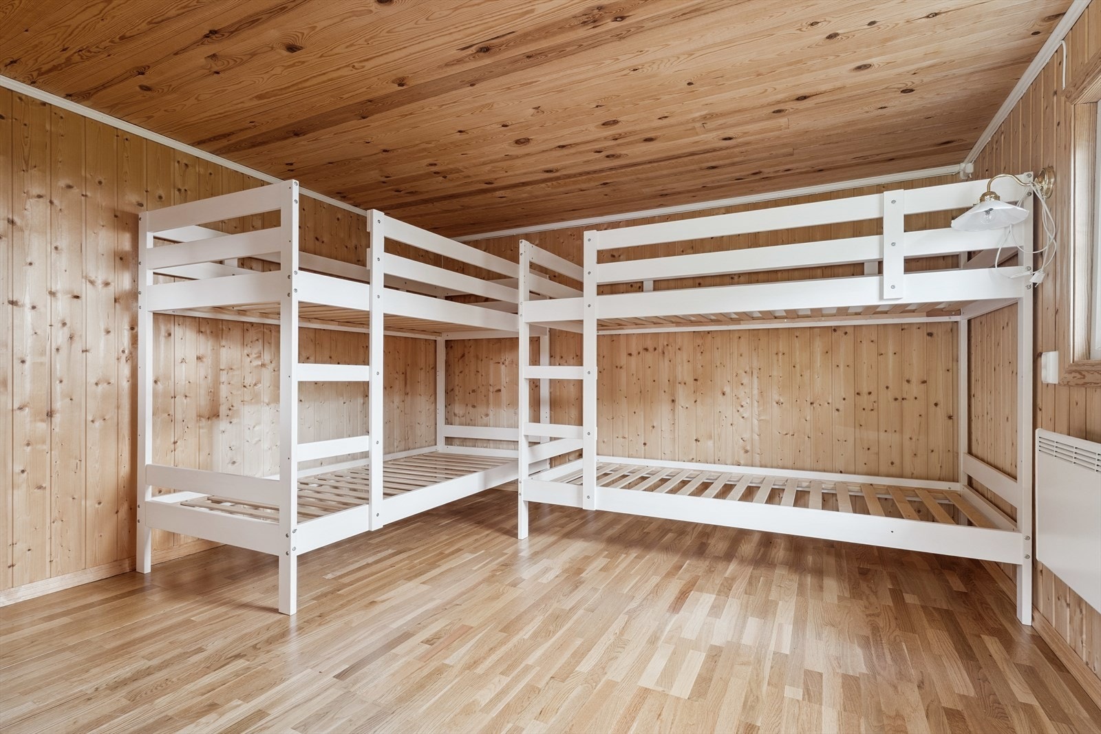 Annekset er innredet med flere sengeplasser, perfekt for å huse gjester. Galleribilde