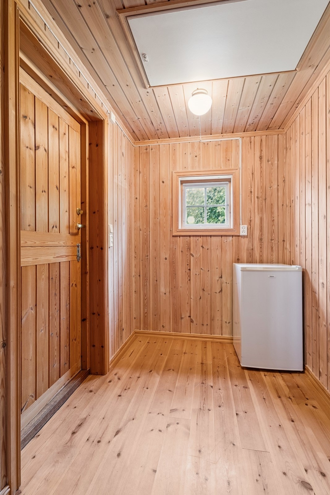 Praktisk bi-inngang med plass til oppbevaring av yttertøy og diverse utstyr. Galleribilde