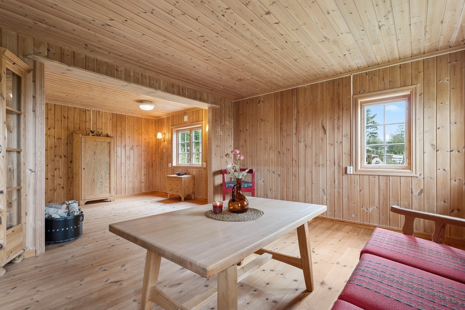 Åpen og sosial planløsning som binder sammen stue og spiseplass. Galleribilde