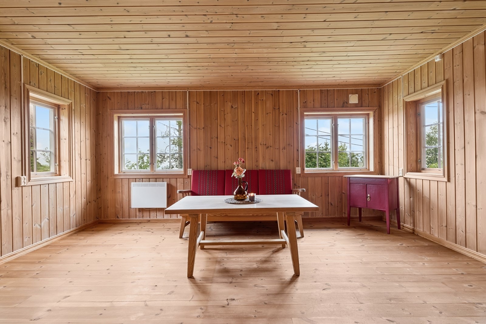 Stuen har god plass til en hyggelig sittegruppe for sosiale sammenkomster. Galleribilde