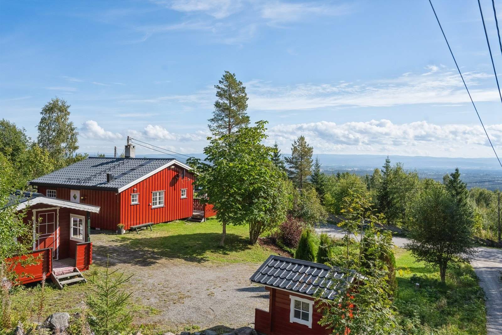 Høyt og fritt beliggende med en flott utsikt mot Stang, Hamar og Mjøsa. Galleribilde
