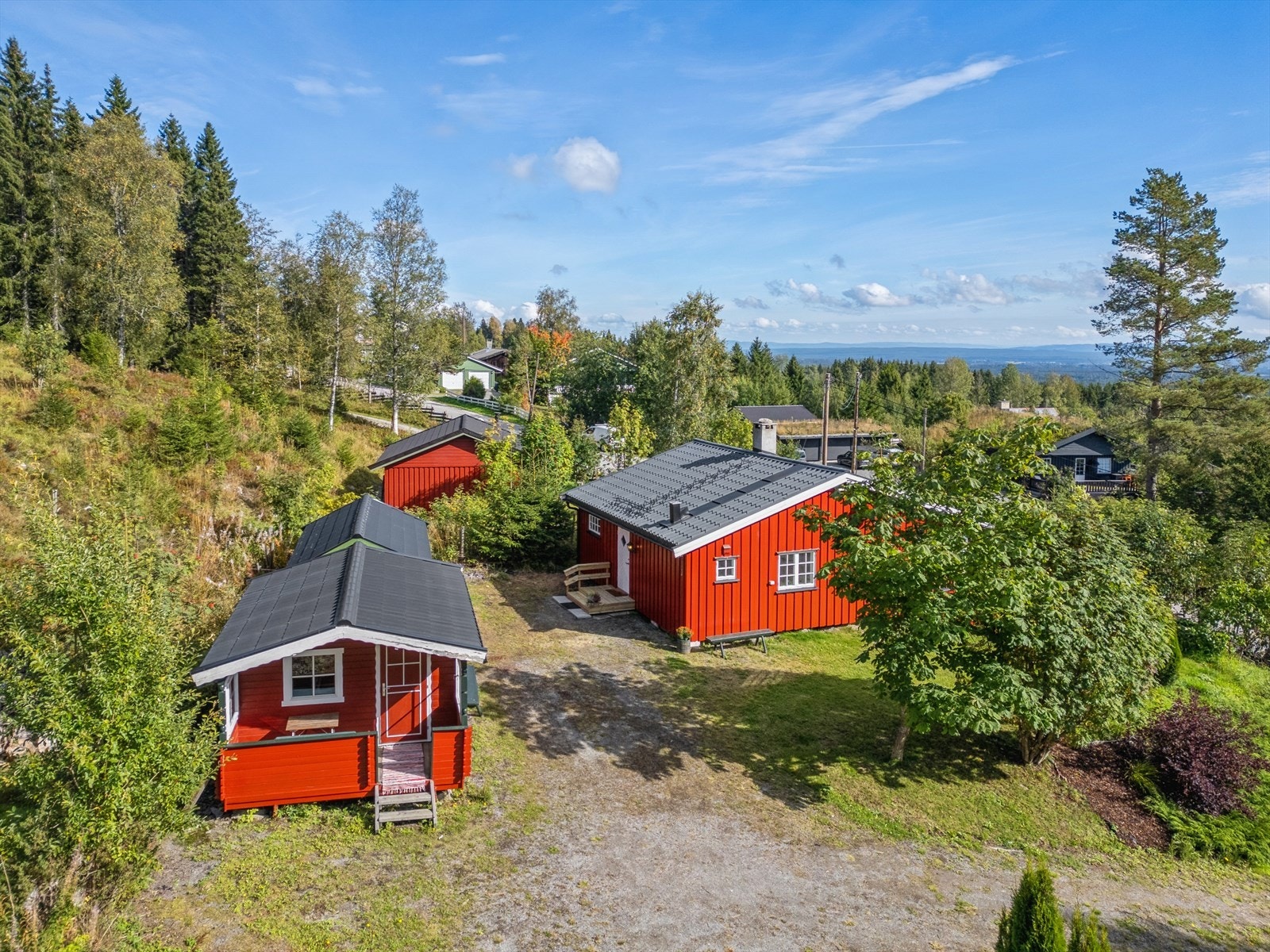 Eiendommen består av hytte, anneks og bod. Galleribilde