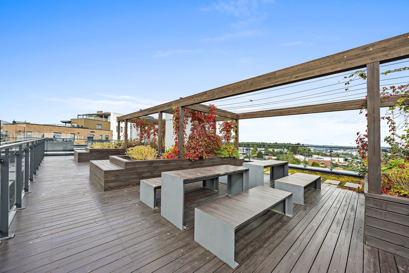 Beboerne har tilgang til en felles, solrik takterrasse - et fantastisk sted for sosialt samvær. Galleribilde