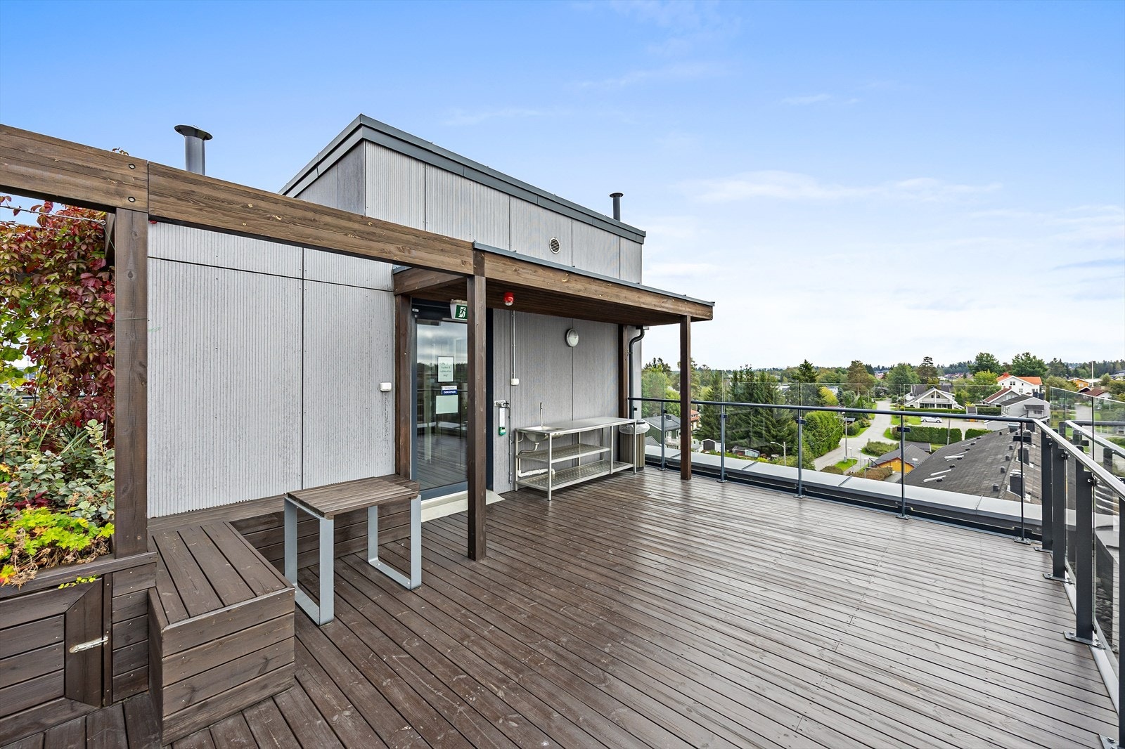 Takterrassen er møblert og har flott utsikt over nærområdet. Galleribilde