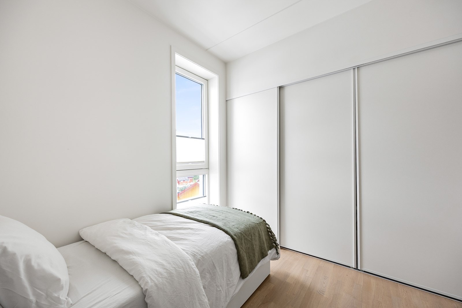 Dette rommet egner seg ypperlig som barnerom, gjesterom eller hjemmekontor, med en praktisk garderobeløsning. Galleribilde