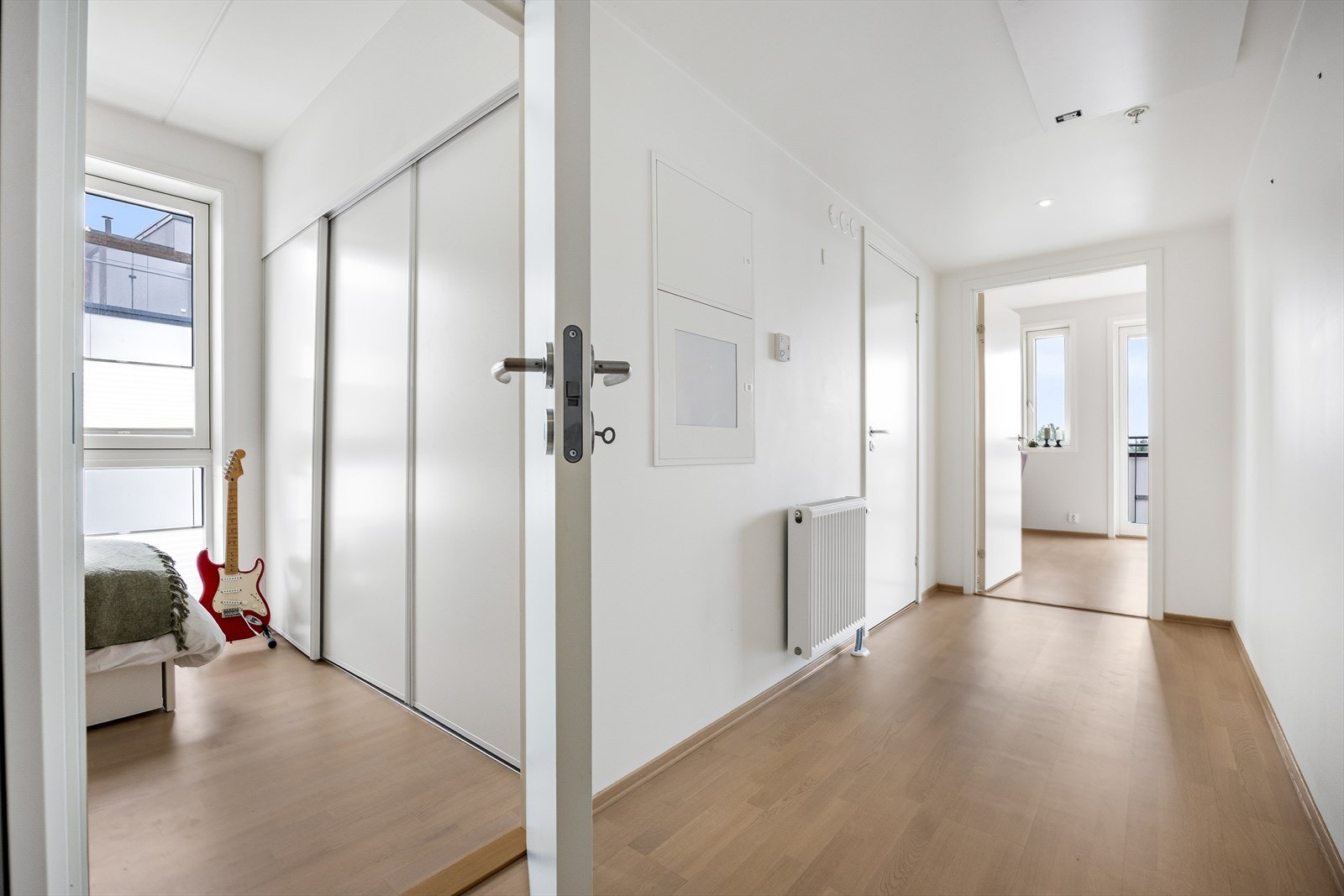 Gangen, med tre-stavs parkett som er gjennomgående i oppholdsrommene, binder leiligheten elegant sammen. Galleribilde