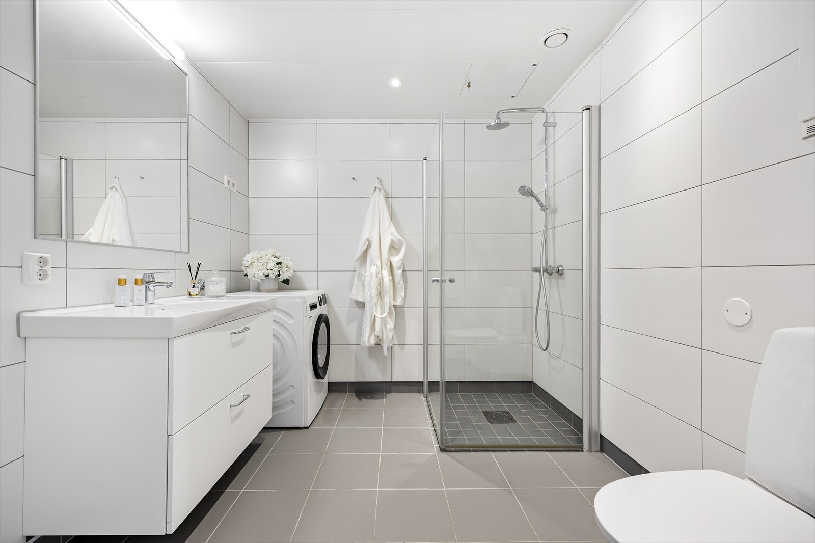 Så tar vi en titt på badet. Det er et delikat og moderne rom med gulvvarme for ekstra komfort. Galleribilde