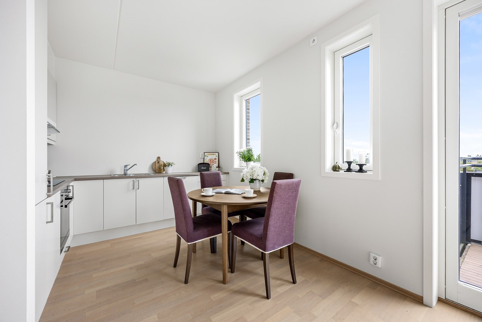 Spiseplassen ligger i direkte tilknytning til balkongen, som enkelt kan trekkes inn i det sosiale rommet. Galleribilde