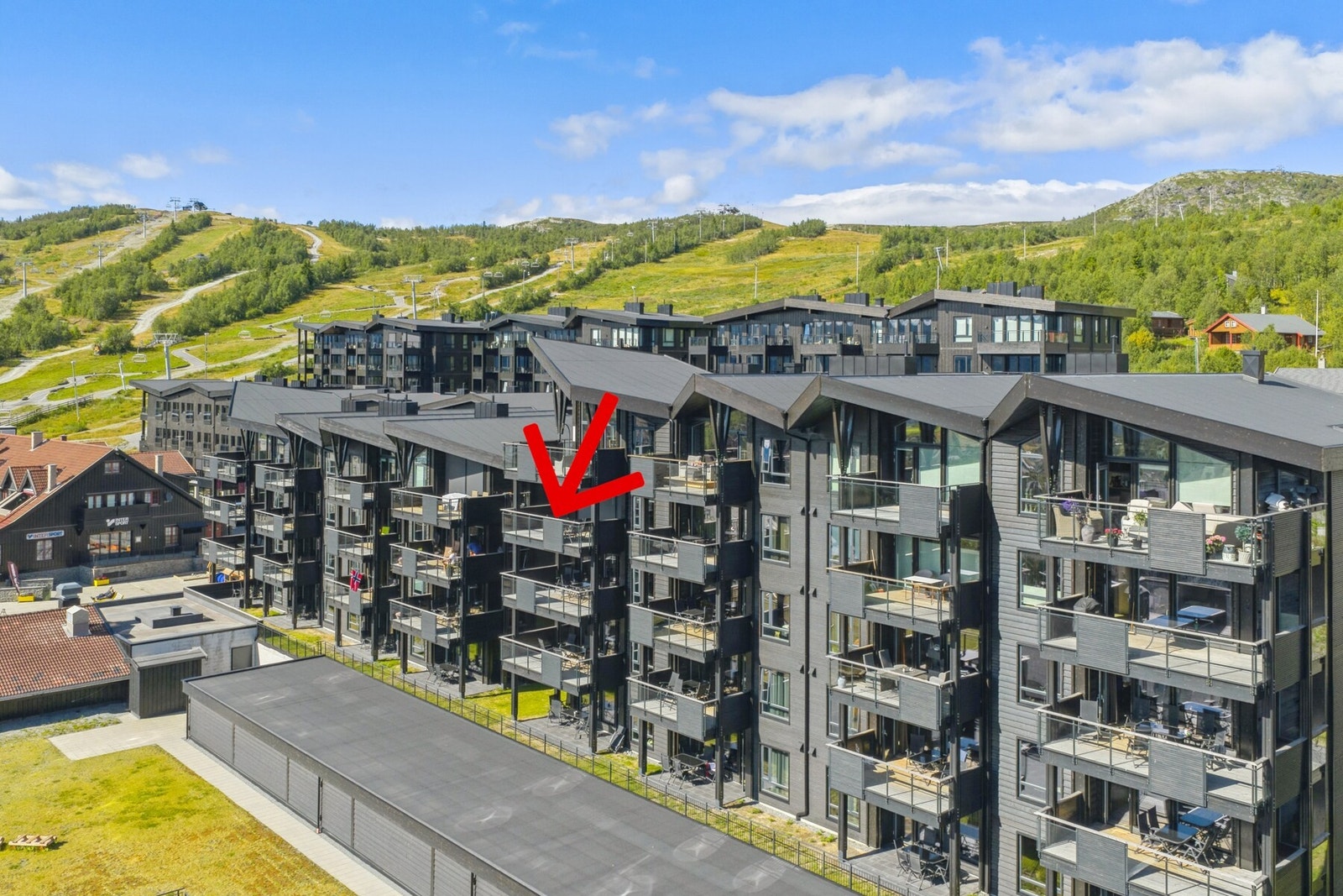 Denne lekre leiligheten ligger i leilighetskomplekset Riddertunet i sentrum av Beitostølen. Bod i felles bodanlegg. Galleribilde