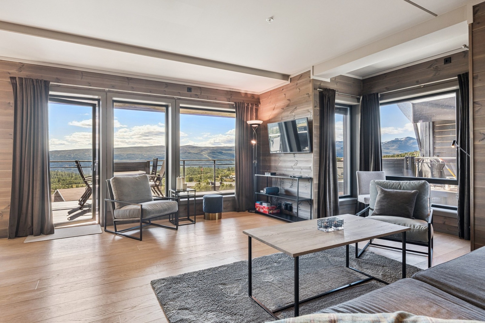 Åpen og sosial stue-/kjøkkenløsning, med store vindusflater som slipper inn godt med naturlig lys sammen med den flotte utsikten! Galleribilde