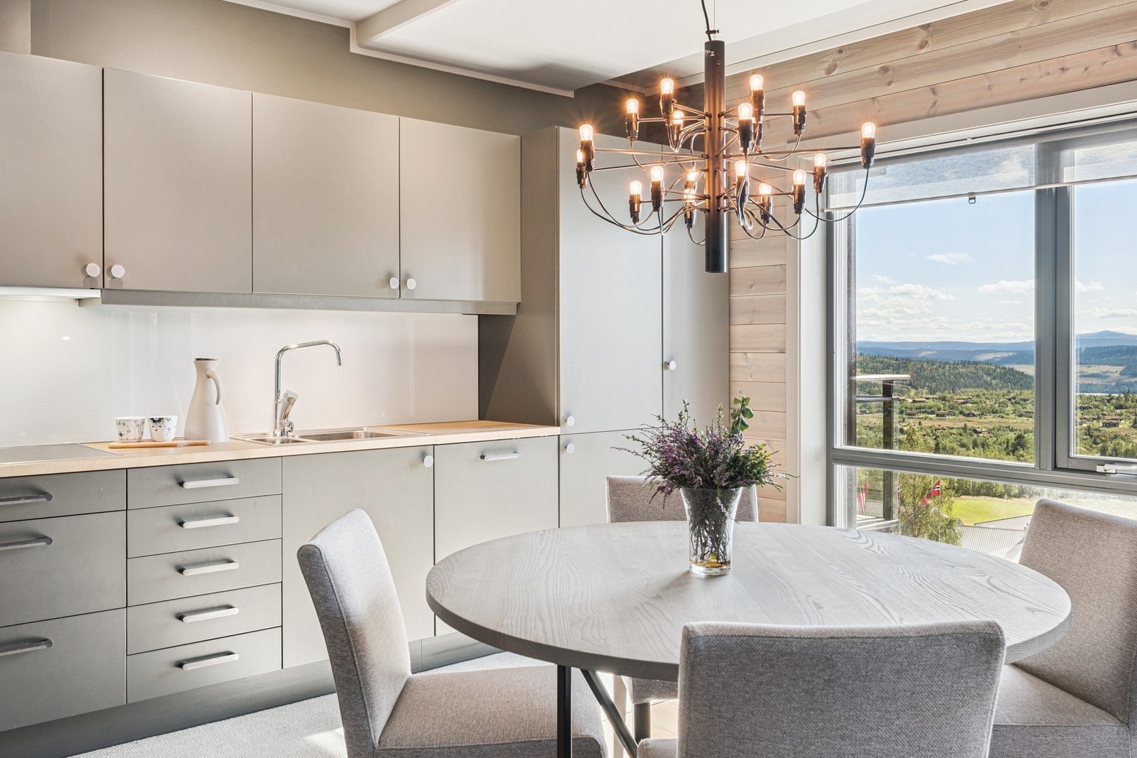 Plass for en spisegruppe i forbindelse med kjøkken. Galleribilde