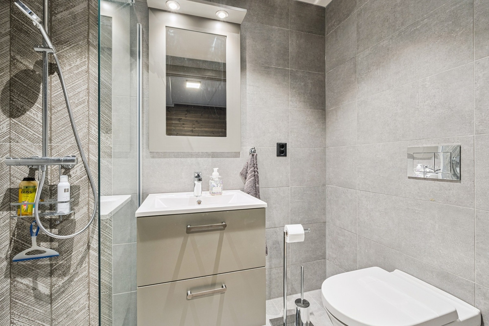 Bad 2 har servantinnredning og vegghengt toalett, samt dusjvegg i glass. Galleribilde