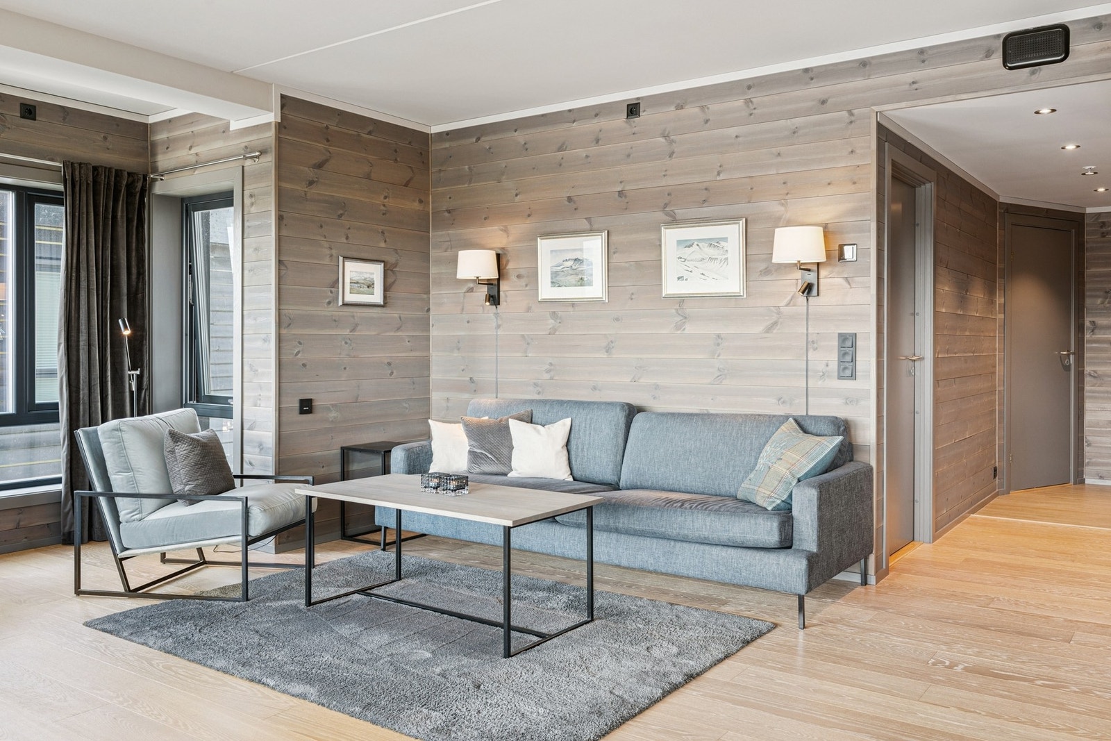 Beiset panel på veggene holdt i lune farger. Dør ut til terrasse. Galleribilde