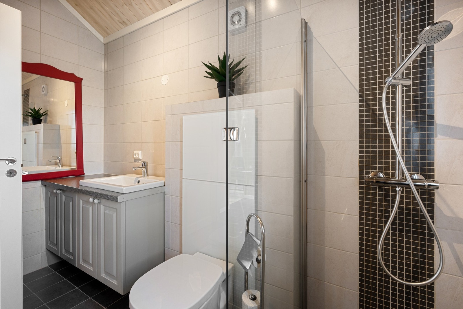 Bad har servantinnredning, vegghengt toalett og dusj med glassvegger, samt opplegg for vaskemaskin. Galleribilde