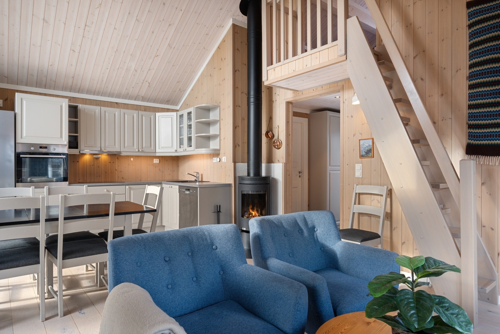 Fra stuen går det trapp opp til hemsen. Galleribilde