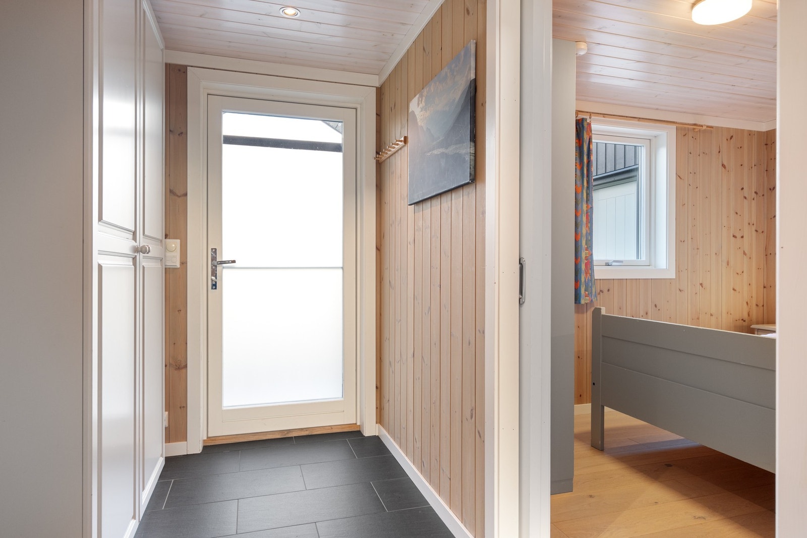 Gang/entre med garderobeskap og godt med plass for yttertøyet. Galleribilde