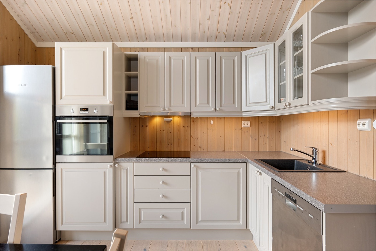 Integrerte hvitevarer med komfyr, koketopp, ventilator og oppvaskmaskin. Galleribilde