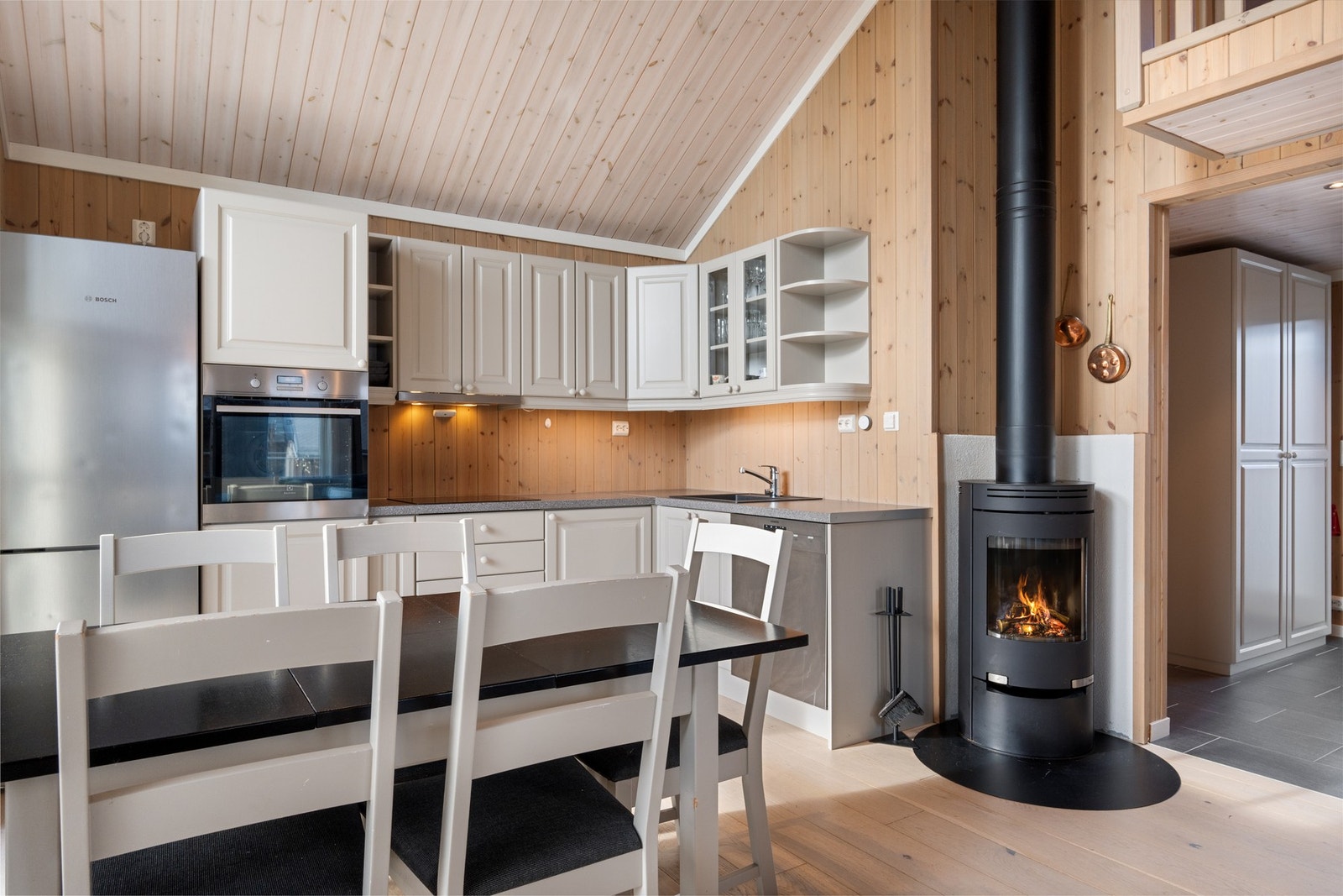 Kjøkkeninnredningen er i moderne utførelse, med godt med benk- og skapplass. Galleribilde