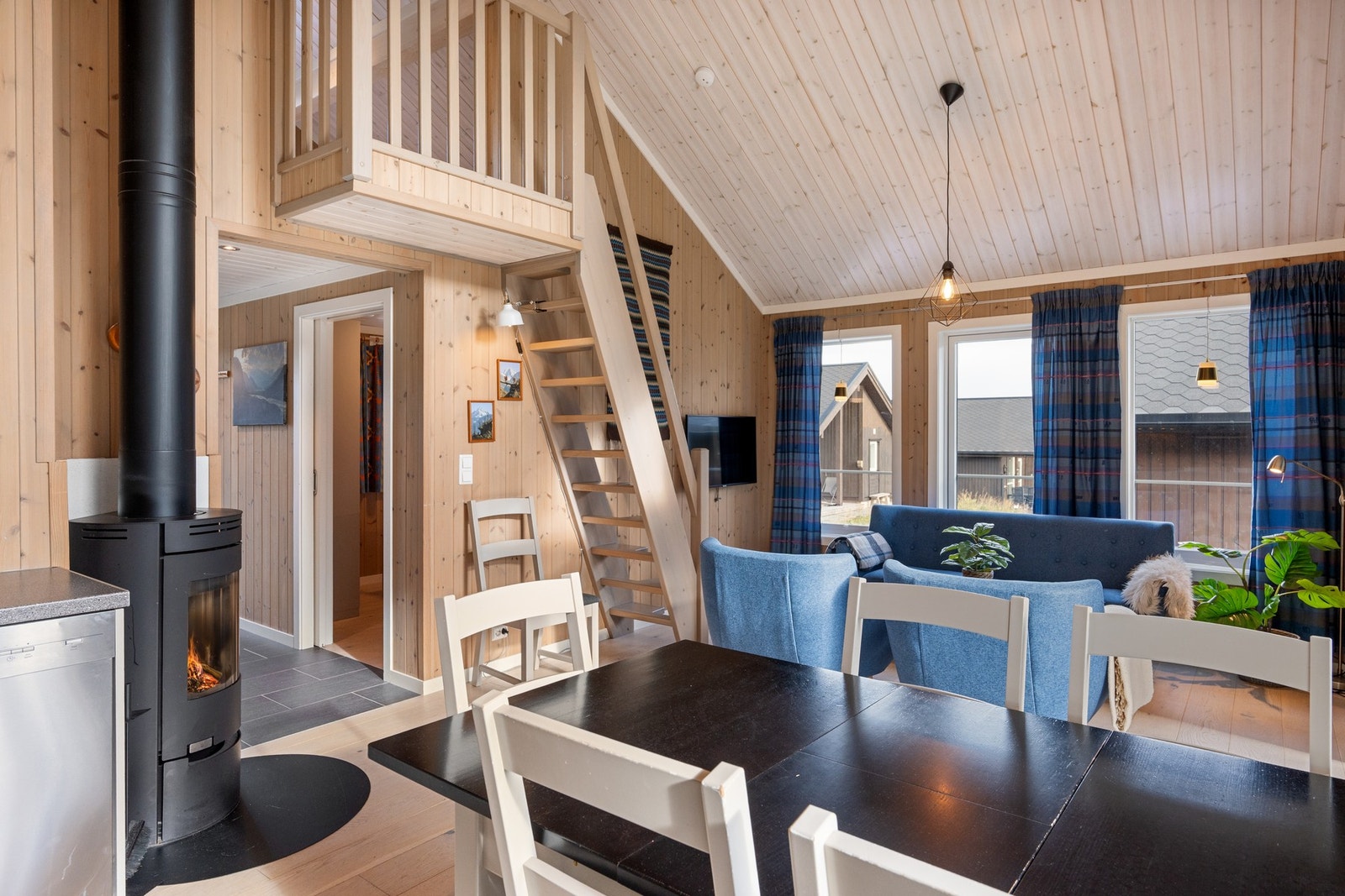 Takhøyden og de store vinduene fra gulv til tak gir den gode romfølelsen. Galleribilde