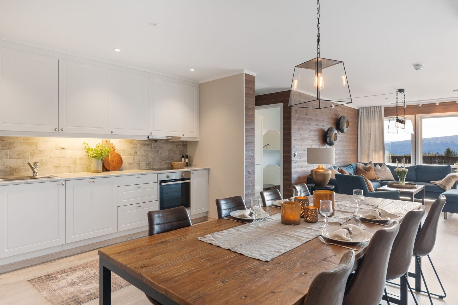 Kjøkkeninnredning fra Sigdalkjøkken med godt med benk- og skapplass. Galleribilde