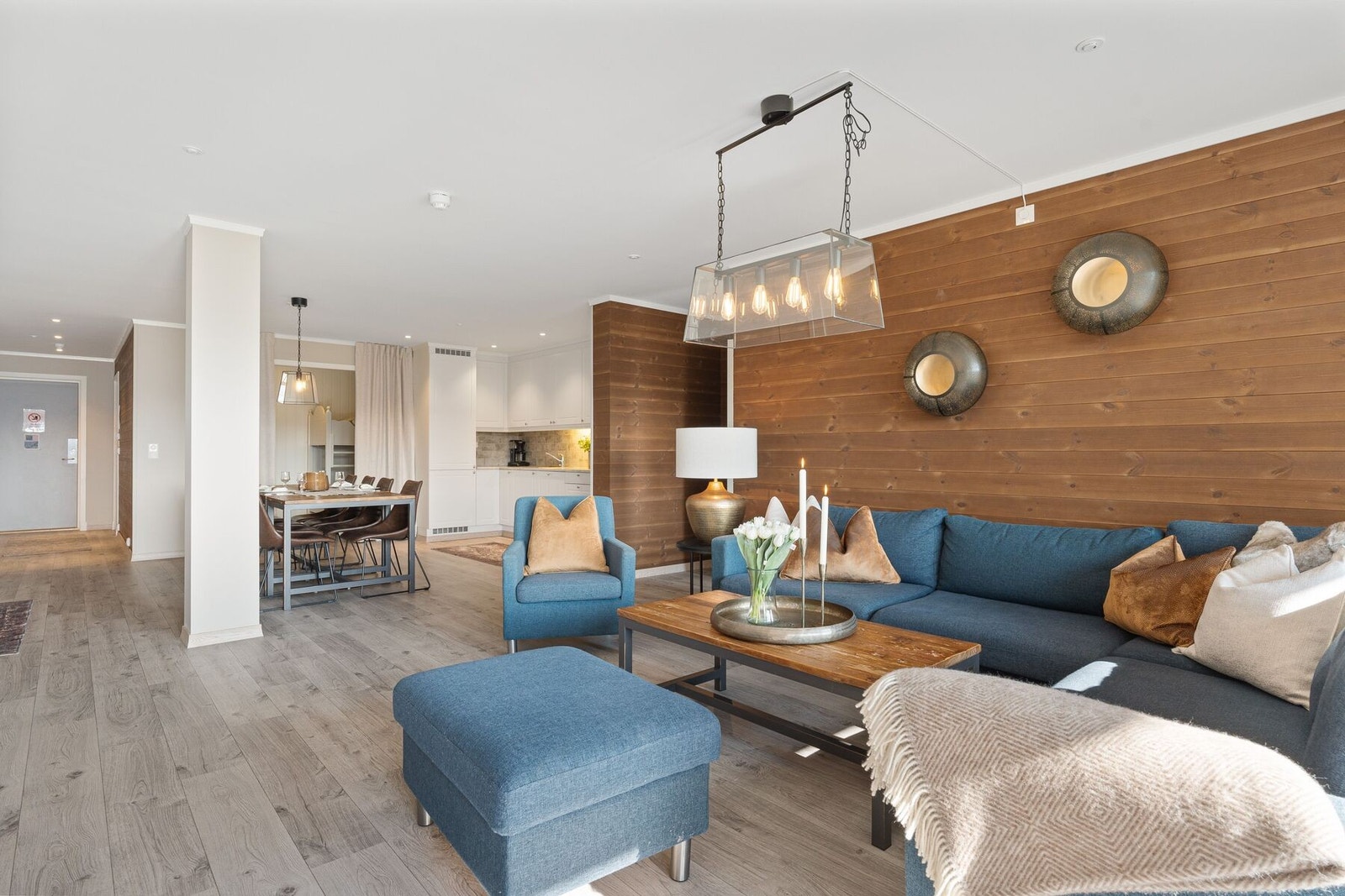 Romslig stue med flotte lysforhold og stilrent design, perfekt for avslapning og sosiale sammenkomster. Galleribilde