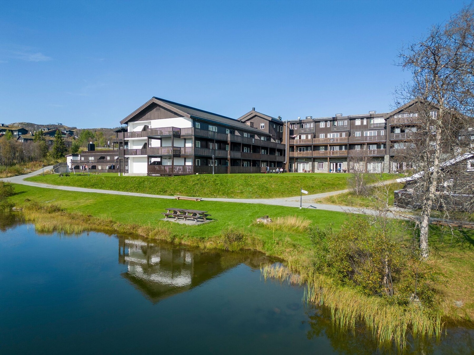 Sameiet Beitostølen Fjellpark ligger idyllisk til rett nedenfor sentrum av Beitostølen. Galleribilde