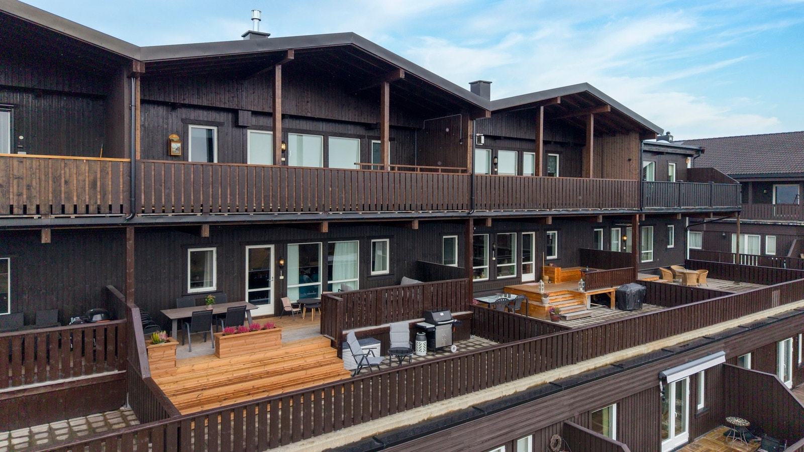 Den overbygde terrassen går sammen med større, åpne terrassearealer. Galleribilde