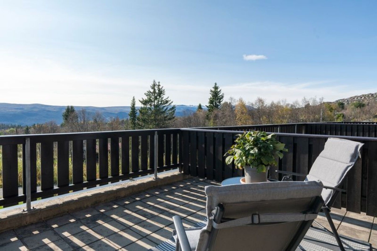 Fra terrassen kan man nyte fjellets gode atmosfære. Galleribilde