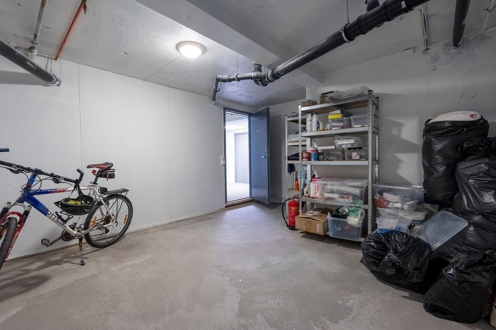 Det hører med 1 stk bodrom til leiligheten, hvor denne ligger i rom med flere fellesboder. I tillegg følger det med felles skibod med to låsbare skiskap. Galleribilde