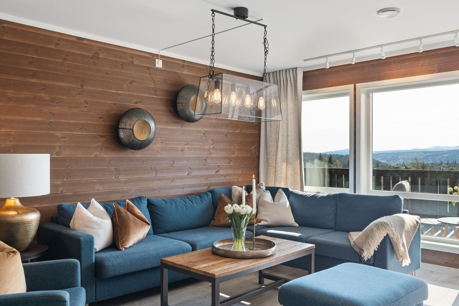 Store vinduer som gir fantastisk utsikt over naturskjønne omgivelser. Galleribilde