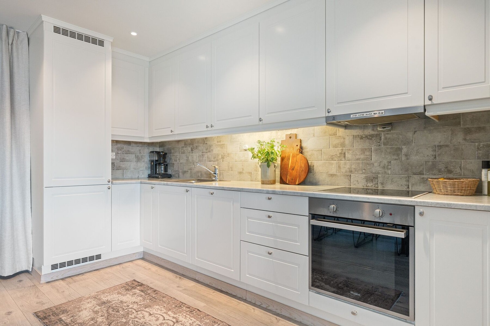 Integrerte hvitevarer som platetopp, komfyr, oppvaskmaskin og kjøl-/fryseskap. Galleribilde