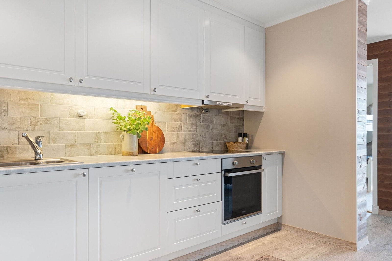 Laminat benkeplate og fliser mellom over- og underskap. Galleribilde