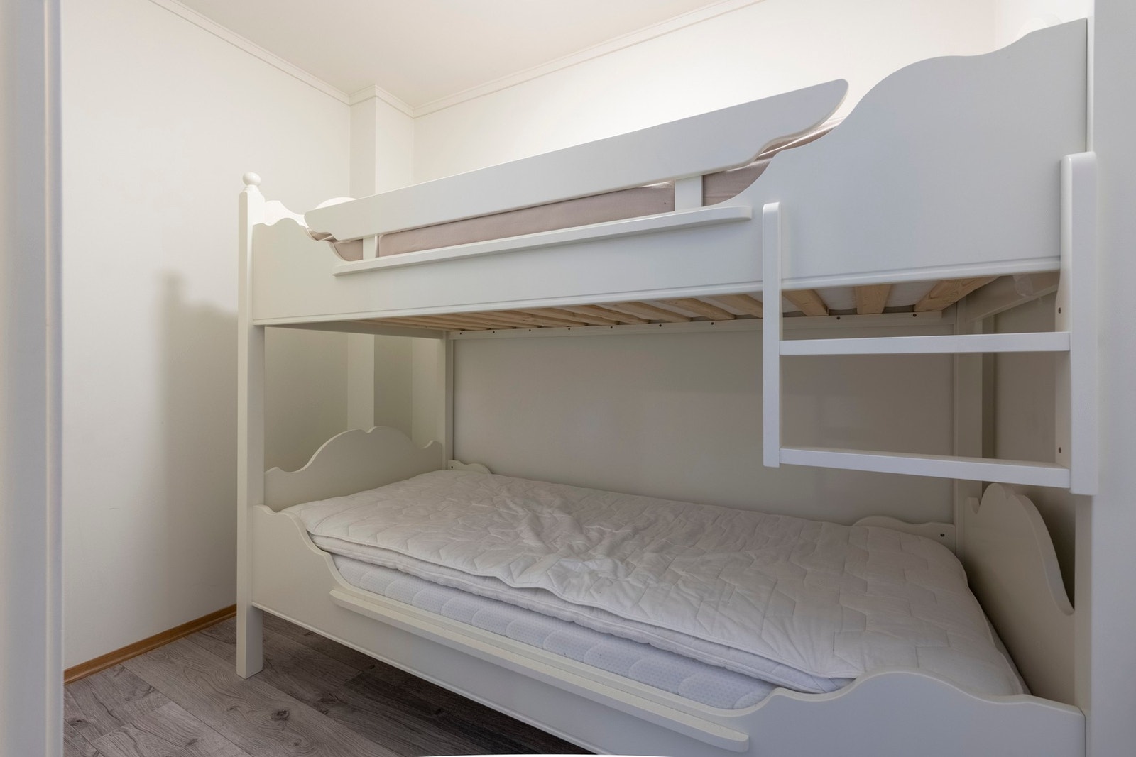 Innvendig bod (køyesengen er fjernet). Galleribilde