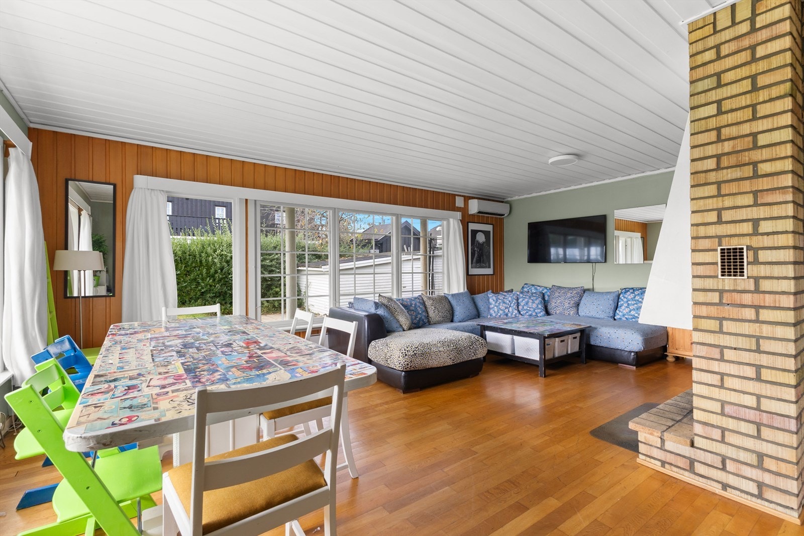 Lys og romslig stue med peis og god plass til både sofagruppe og spisebord. Galleribilde