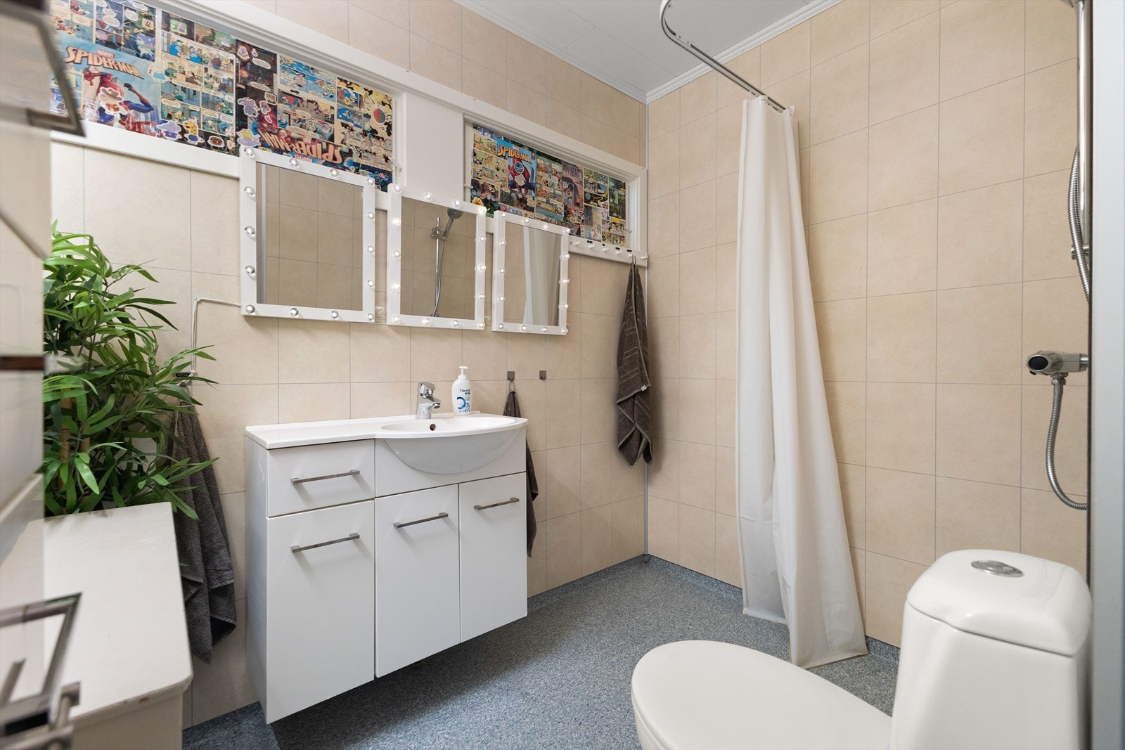 Bad med servantinnredning, dusjhjørne og WC. Galleribilde