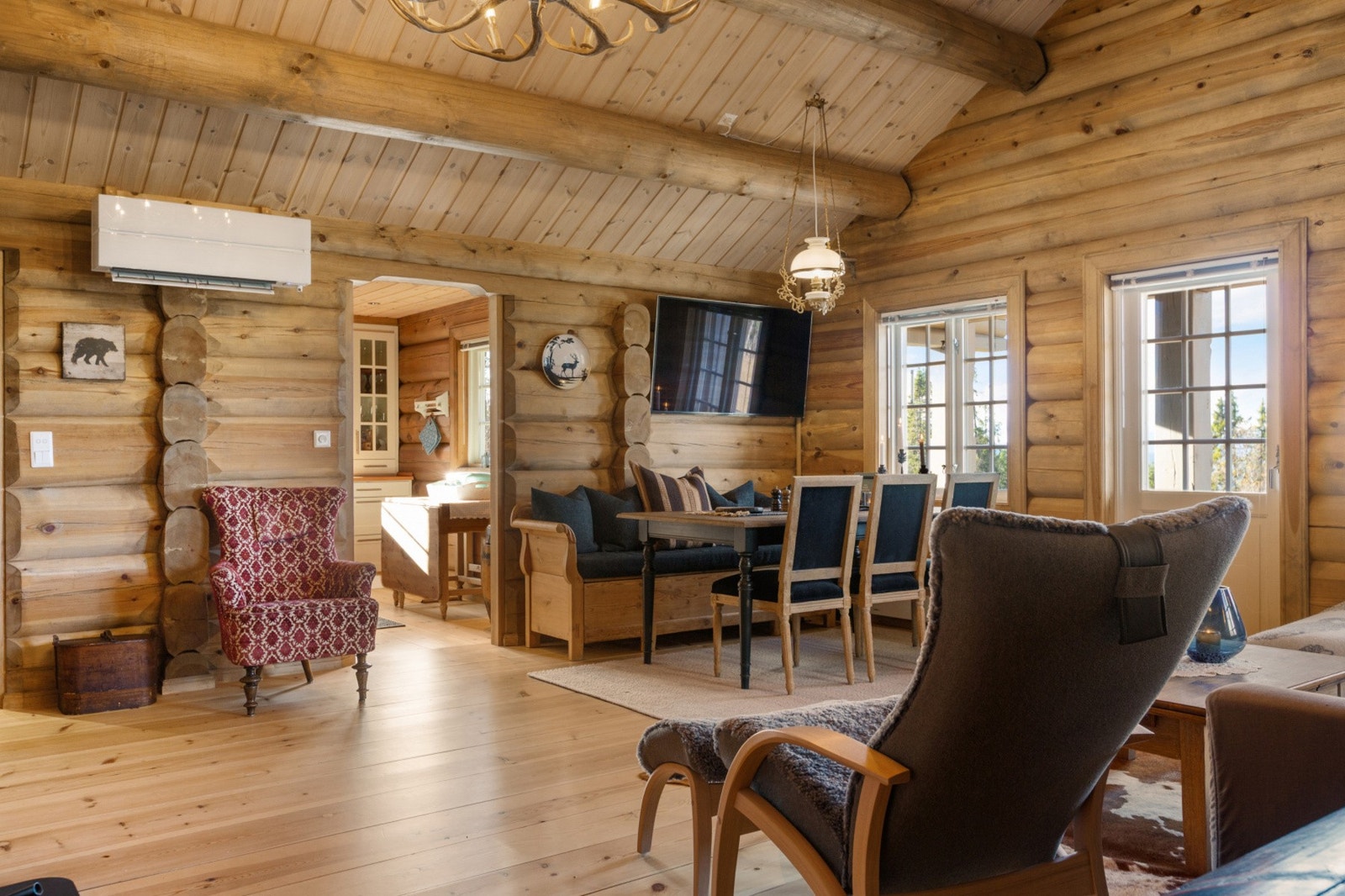 Stuen har plass til møblering av salong og spisestue, hvor man kan samle hele familien. Galleribilde