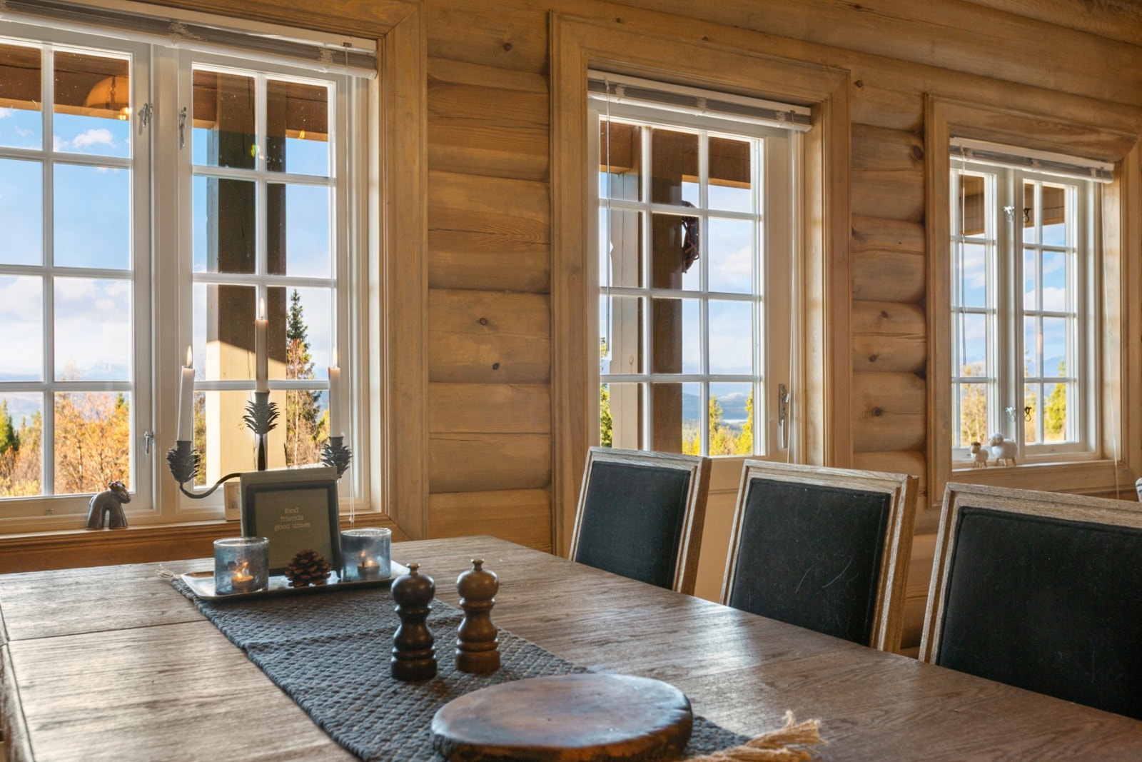 Spisestuen er fint plassert ved vinduet, så man kan se utover den fine utsikten. Galleribilde