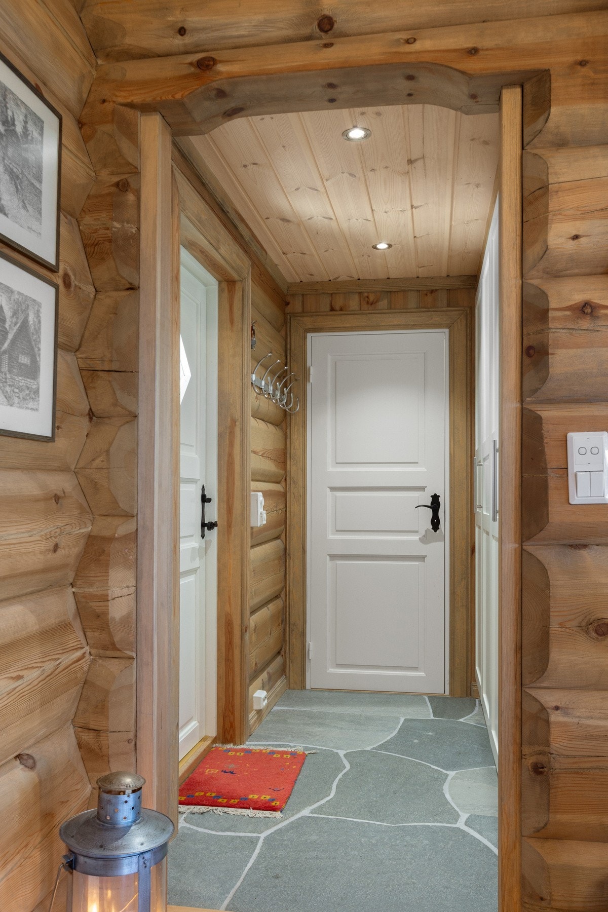 Entré med plassbygd garderobeskap hvor det er god plass til å henge fra seg yttertøy og sette fra seg sko. Entréen er belagt med skiferheller, med varmekabler. Galleribilde