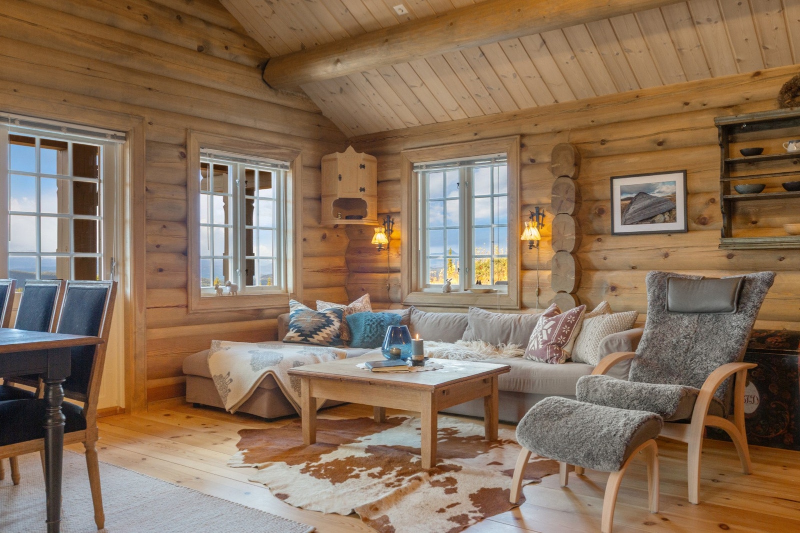 Med de laftede veggene og den gode takhøyden, får man det gode og lune hyttefølelsen her. Galleribilde