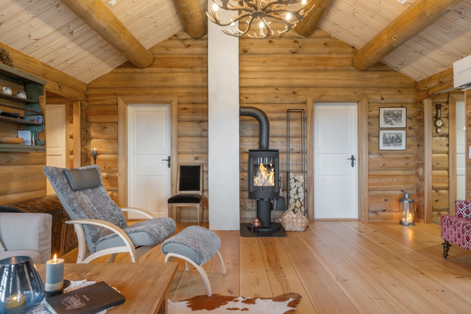 I stuen er det en fin peisovn, som gir ekstra kos og varme på kalde dager, sammen med varmepumpen. Galleribilde