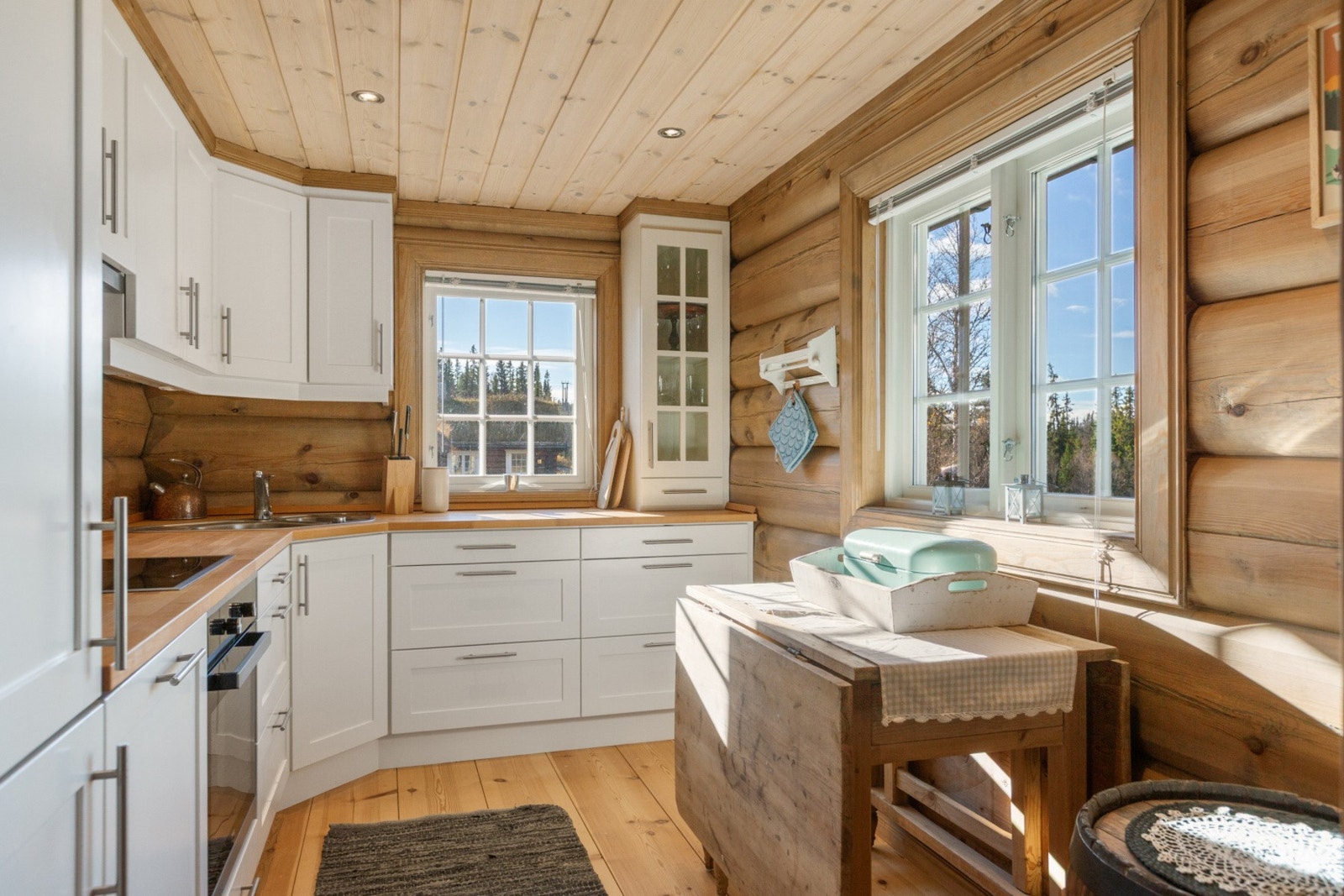 Fin og solid kjøkkeninnredning fra Brusveen Snekkerverksted i malt heltre med heltre benkeplate. Galleribilde