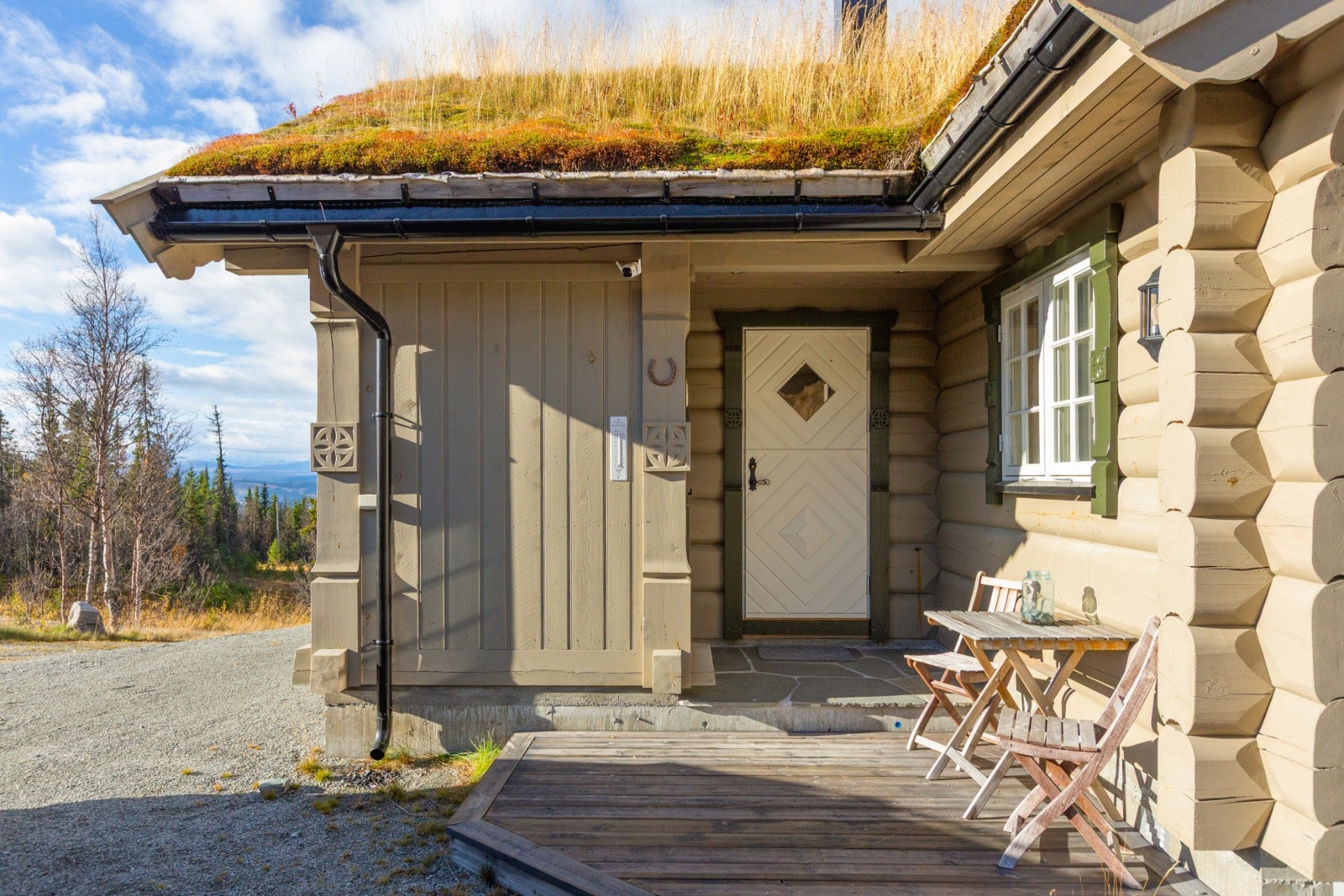 Oppført av det lokale firmaet G. Thue Håndlafting og Sagbruk, og holder gjennomgående høy standard. Galleribilde