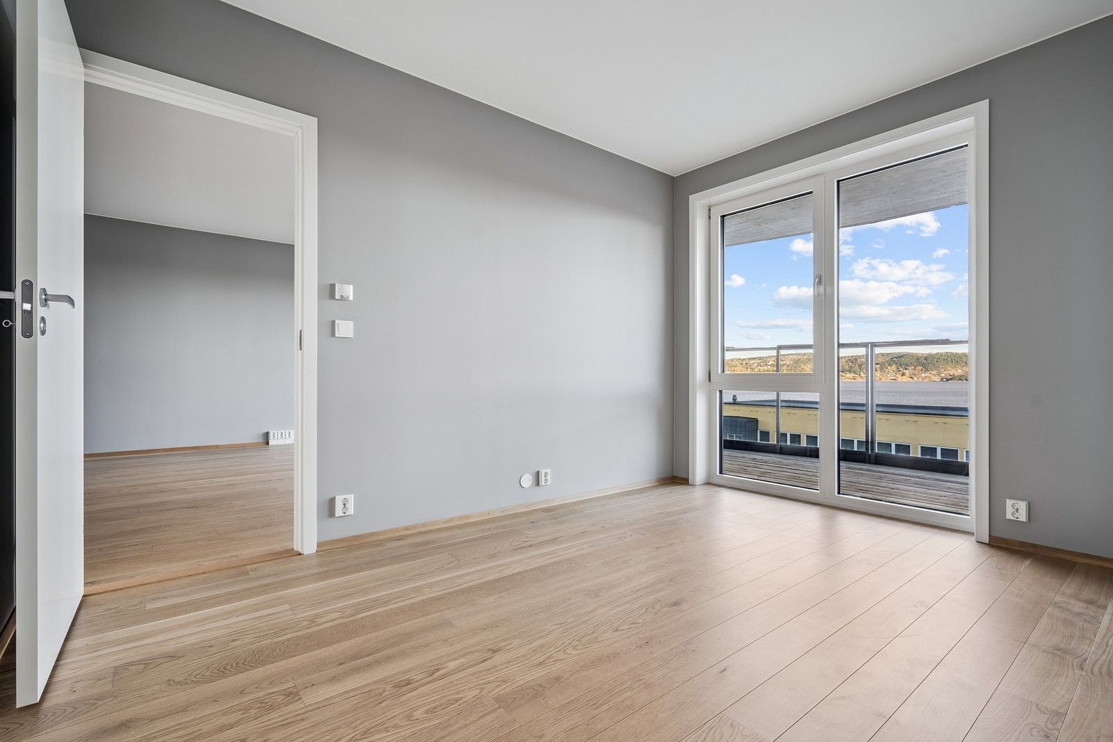 Soverom 2 med store vinduer som slipper inn rikelig med dagslys. Galleribilde