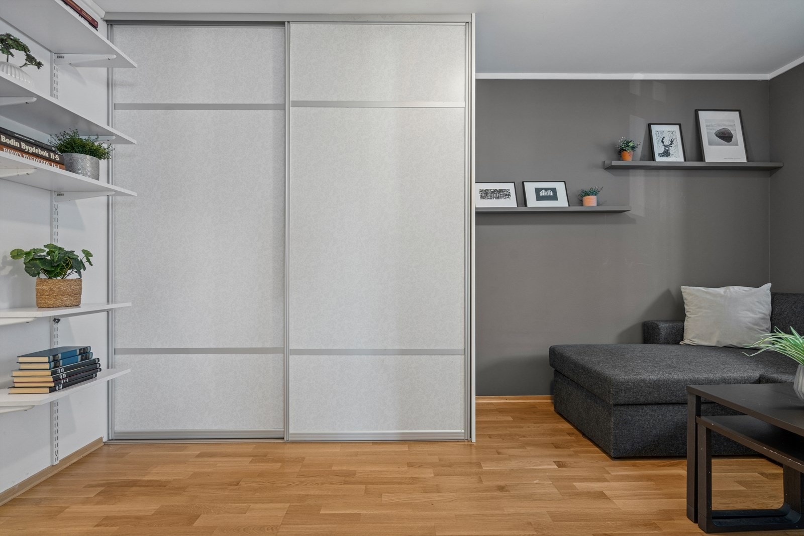 Skyvedørsgarderobe. Galleribilde