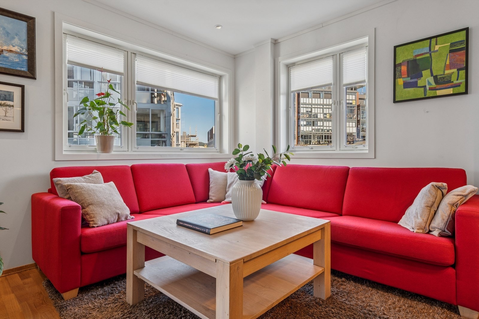 Store vindusflater som lar dagslyset flyte fritt. Galleribilde