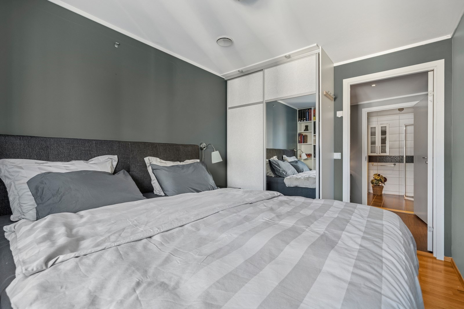 Skyvedørsgarderobe. Nydelig fargevalg på veggene. Galleribilde